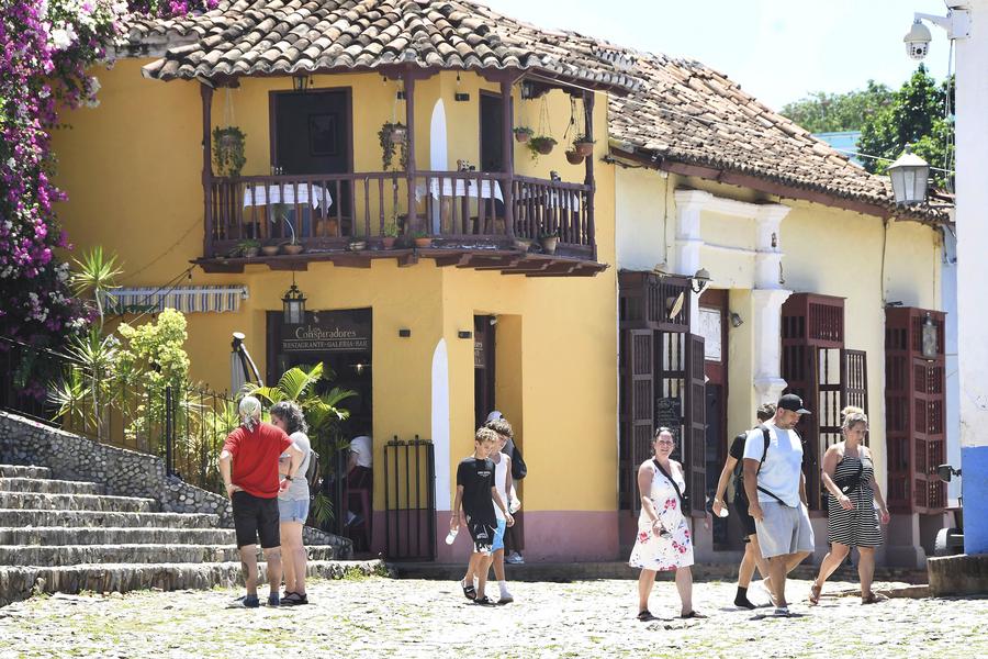 Imagen del 24 de julio de 2024 de turistas caminando por una calle, en la ciudad de Trinidad, en la provincia Sancti Spíritus, Cuba. (Xinhua/Joaquín Hernández) 