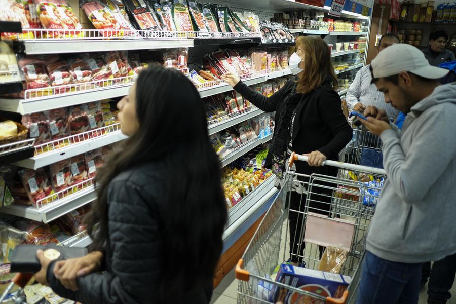 Imagen de archivo de personas realizando compras en un supermercado en La Paz, Bolivia. (Xinhua/Str)