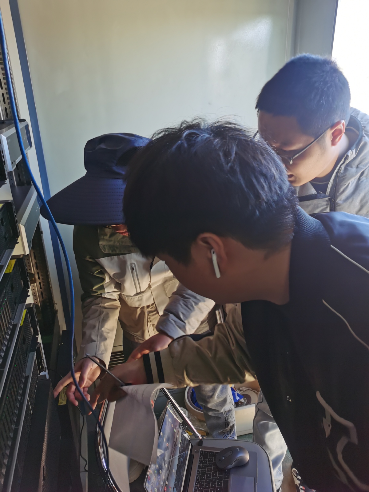 Científicos revisan una instalación en la estación terrestre satelital de Lijiang en Yunnan. [Foto: cedida a chinadaily.com.cn]