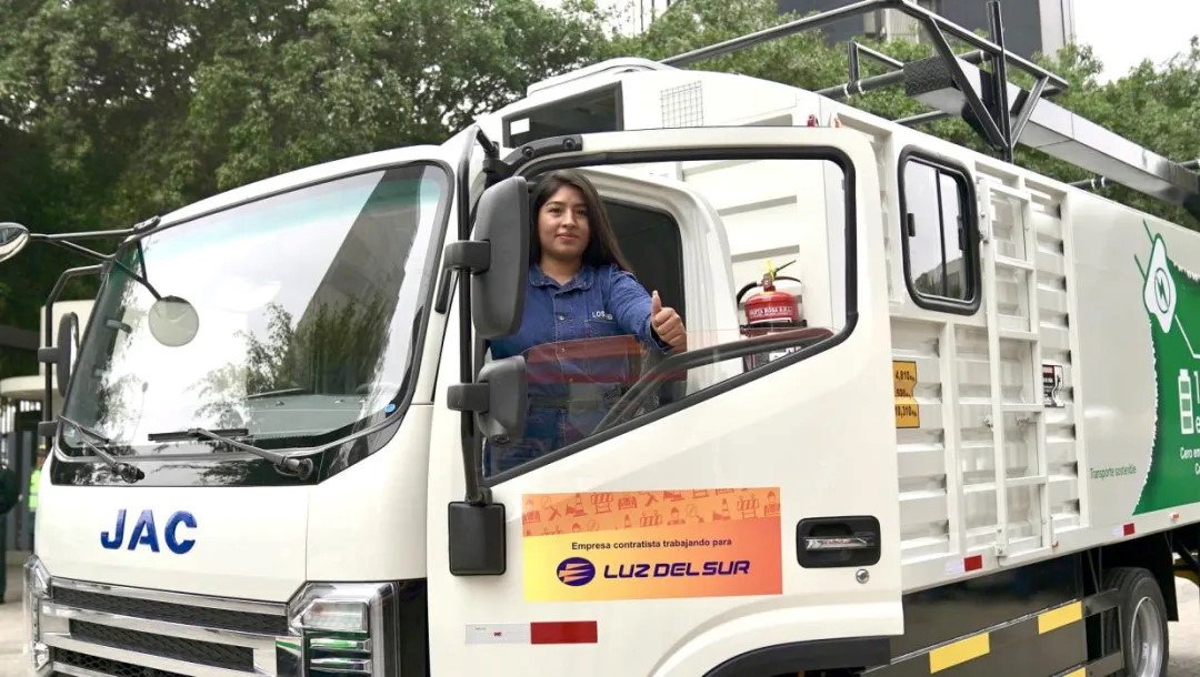 Recientemente, en Lima, la capital de Perú, 12 camiones pesados totalmente eléctricos de fabricación china fueron entregados con éxito a Yangtze Power – Luz del Sur. La imagen muestra a los lugareños elogiando los camiones pesados totalmente eléctricos de fabricación china. Fuente de la imagen: Cuenta de Wechat de China Three Gorges Corporation