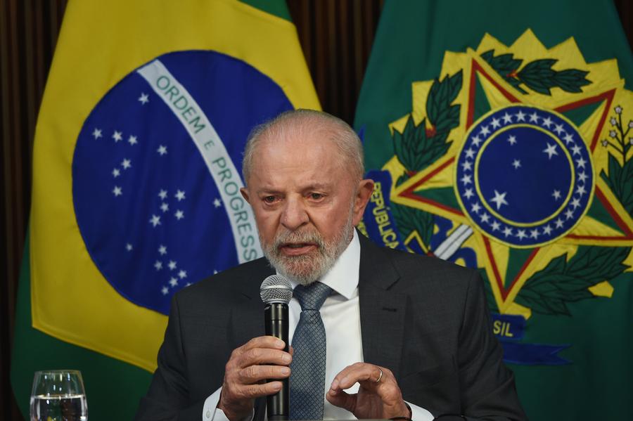 El presidente brasileño, Luiz Inácio Lula da Silva, habla durante una reunión con gobernadores de todo el país, en el Palacio de Planalto, en Brasilia, Brasil, el 31 de octubre de 2024. (Xinhua/Lucio Tavora) 