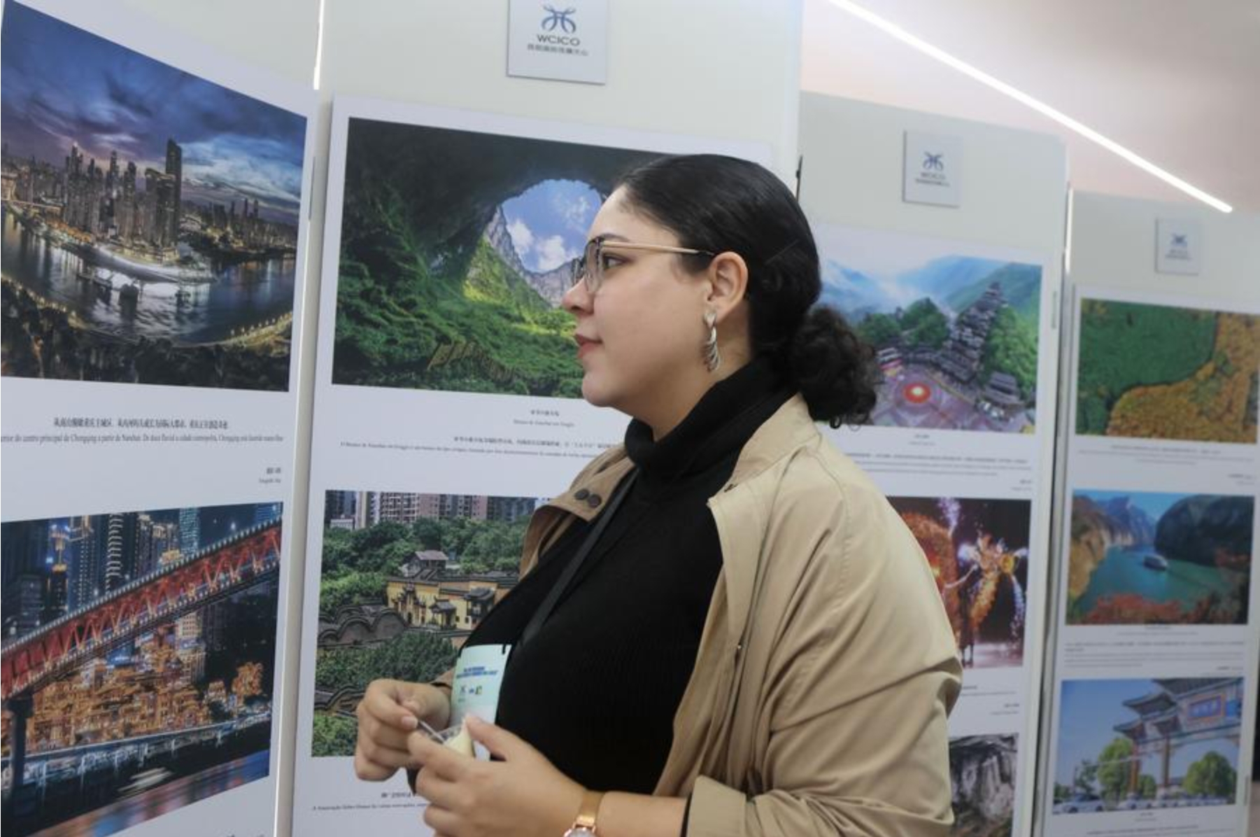 Una mujer visita una exposición de fotografías de la ciudad china de Chongqing durante el evento "China, Una Oportunidad: Promoción Global de las Marcas de Chongqing para Brasil", en Sao Paulo, Brasil, el 8 de noviembre de 2024. (Xinhua/Rahel Patrasso)