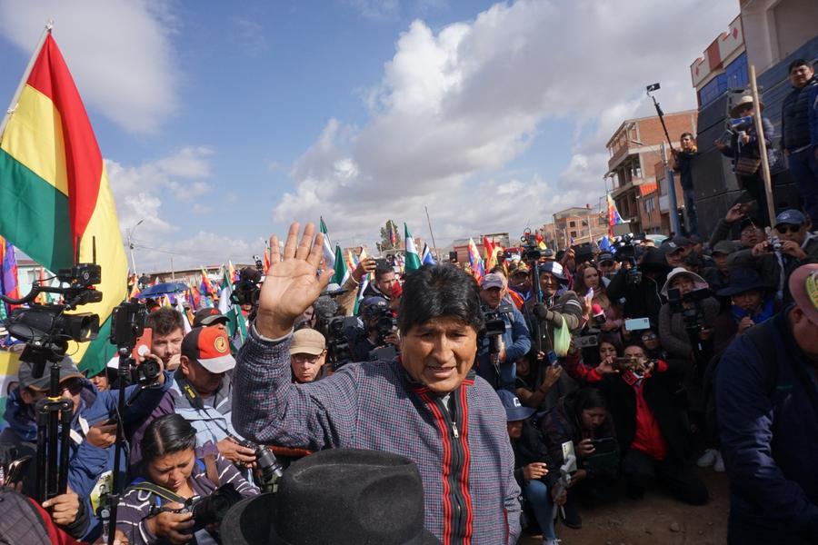 El expresidente boliviano, Evo Morales (frente), saluda previo al inicio de una marcha política, en el municipio de Caracollo, departamento de Oruro, Bolivia, el 17 de septiembre de 2024. (Xinhua/Javier Mamani)