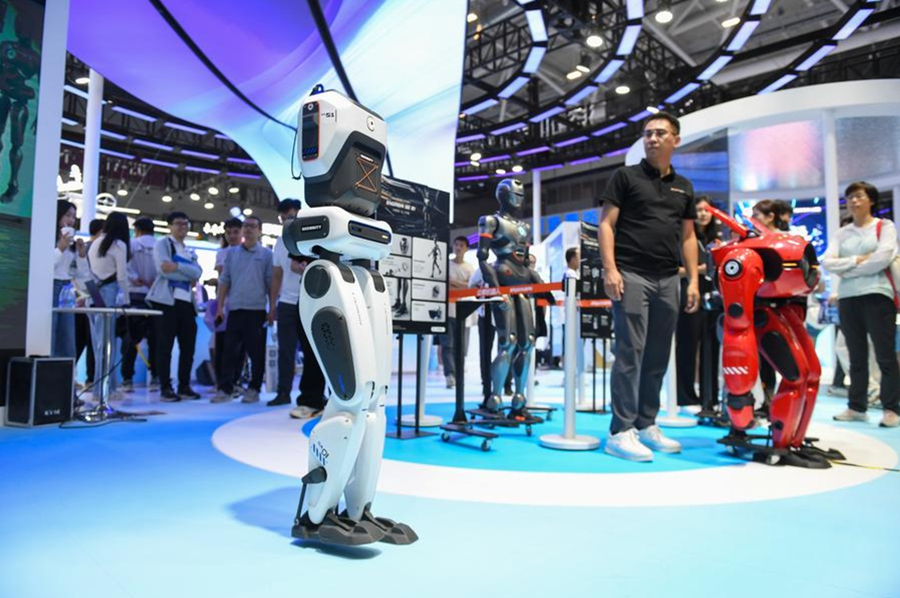 Imagen del 14 de noviembre de 2024 de un robot demostrando su capacidad para caminar en la 26ª Feria de Alta Tecnología de China (CHTF, siglas en inglés), en Shenzhen, en la provincia de Guangdong, en el sur de China. (Xinhua/Mao Siqian)