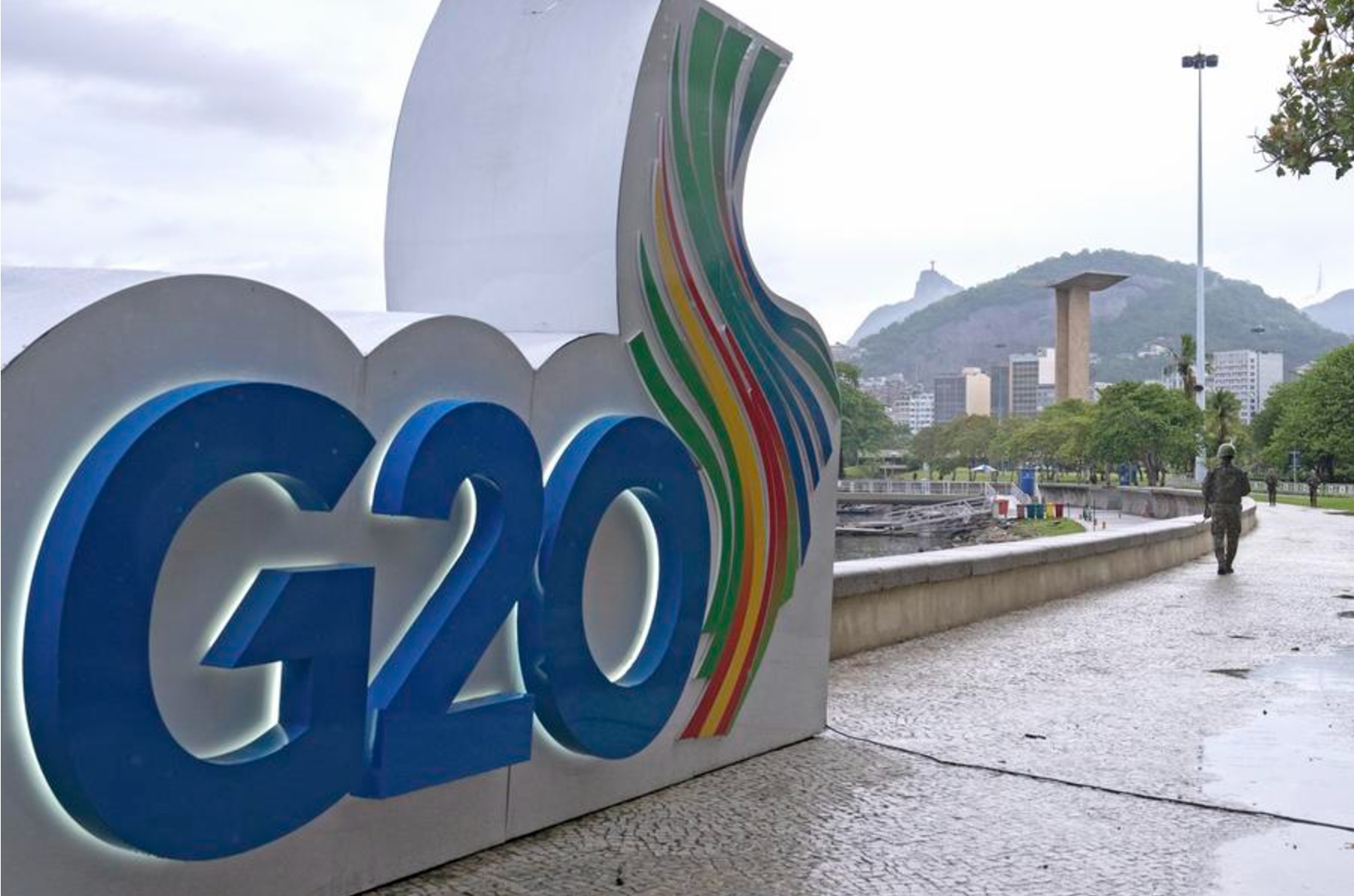 Imagen del 16 de noviembre de 2024 de un logotipo del G20 cerca de la sede principal de la 19ª Cumbre del Grupo de los Veinte (G20), en Río de Janeiro, Brasil. (Xinhua/Wang Tiancong)