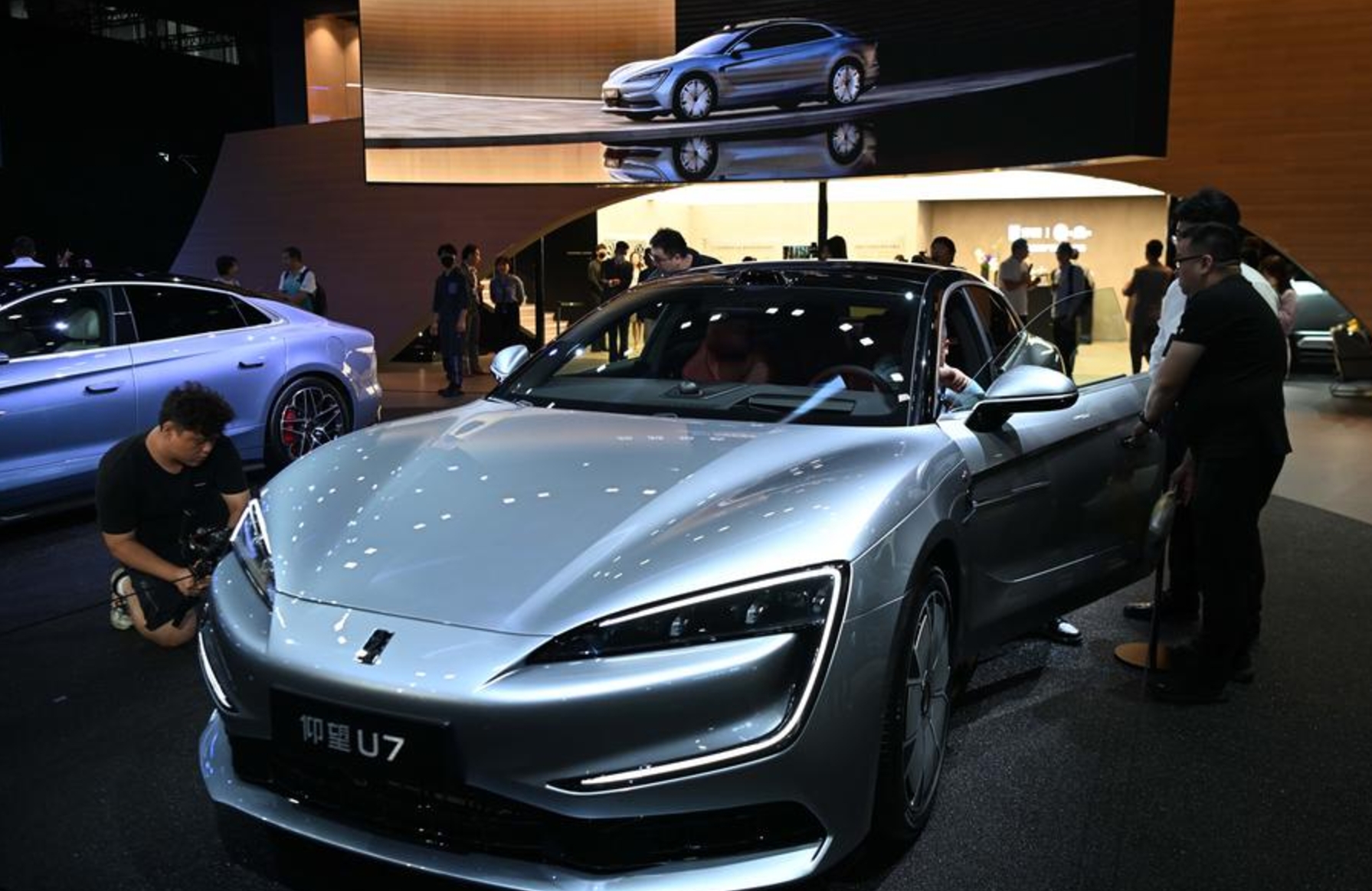 Esta foto muestra el modelo Yangwang U7 de BYD en la 22ª Exposición Internacional de Automóviles de Guangzhou, capital de la provincia meridional china de Guangdong, el 15 de noviembre de 2024. (Xinhua/Deng Hua)