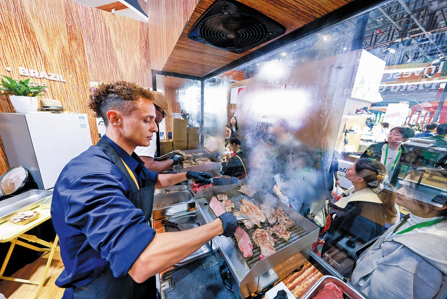 Chef brasileño sirve carne de res a la parrilla durante la 7ª Exposición Internacional de Importaciones de China en Shanghai, 9 de noviembre del 2024. (Foto: Jia Yianyong/ Servicios de Noticias de China)