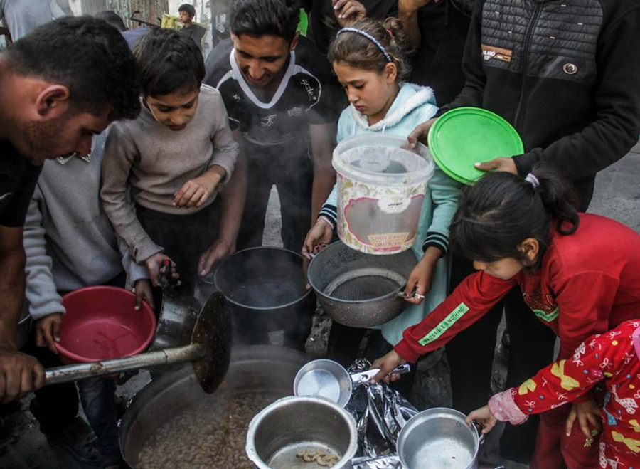 Personas reciben ayuda alimentaria, en la Ciudad de Gaza, el 4 de noviembre de 2024. (Xinhua/Mahmoud Zaki)