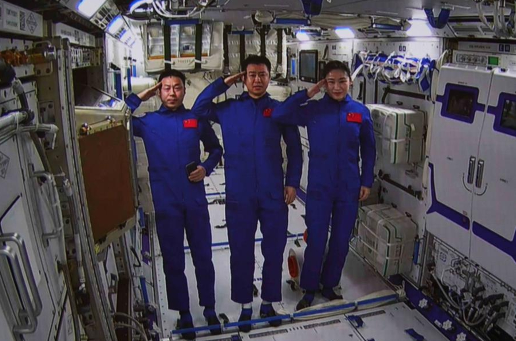 La captura de pantalla, tomada en el Centro de Control Aeroespacial de Beijing el 25 de julio de 2022, muestra a los astronautas de Shenzhou-14 Chen Dong (Centro), Liu Yang (Derecho) y Cai Xuzhe en el módulo de laboratorio Wentian. (Xinhua/Guo Zhongzheng)