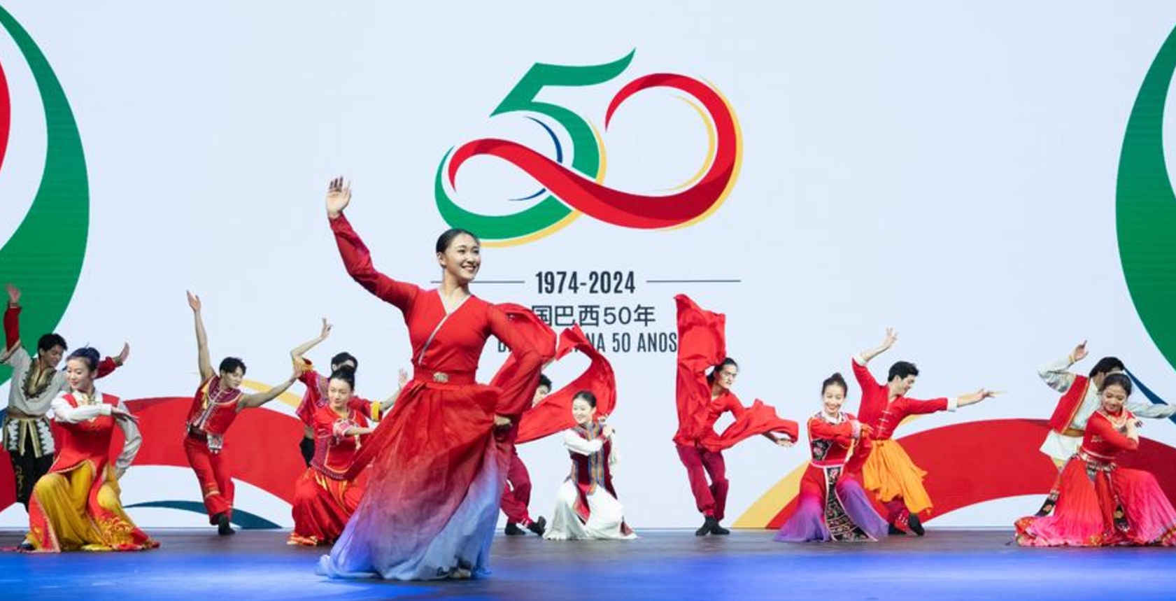 Imagen del 15 de agosto de 2024 de bailarines de la Academia de Danza de Beijing actuando en una recepción realizada para celebrar el 50 aniversario del establecimiento de relaciones diplomáticas entre China y Brasil, en Brasilia, capital de Brasil. (Xinhua/Wang Tiancong) 