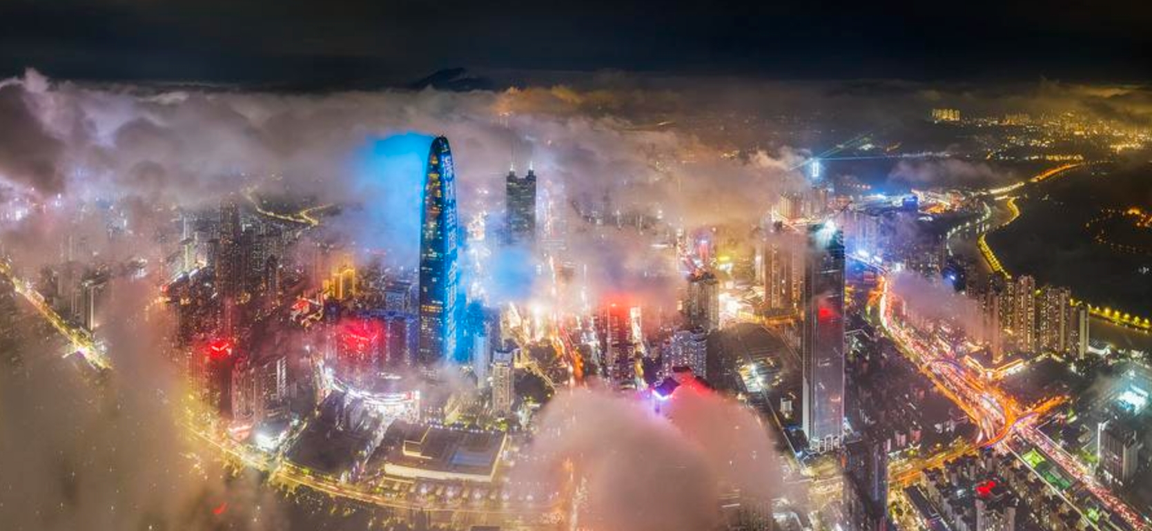 Panorámica aérea nocturna del distrito de Luohu en Shenzhen, ciudad de la provincia de Guangdong, en el sur de China. (Xinhua)