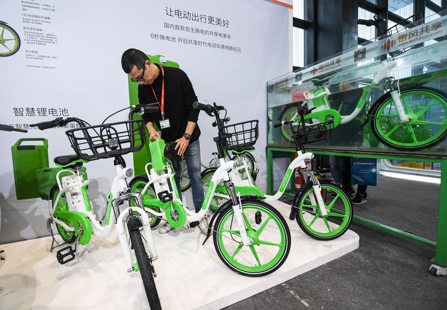 Un expositor muestra el sistema de bicicleta eléctrica compartida en la Exposición de Luz de Internet de la V Conferencia Mundial de Internet (WIC, por sus siglas en inglés) en el poblado de Wuzhen de Tongxiang, provincia de Zhejiang, en el este de China, el 6 de noviembre de 2018. (Xinhua/Xu Yu) 