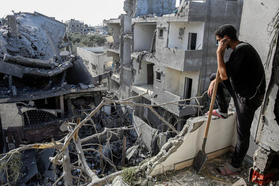 Imagen del 17 de noviembre de 2024 de un hombre observando las casas destruidas por un ataque aéreo israelí en el campamento de refugiados de al-Bureij, en el centro de la Franja de Gaza. (Xinhua/Rizek Abdeljawad)