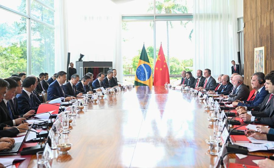 El presidente de China, Xi Jinping, sostiene conversaciones con su homólogo brasileño, Luiz Inácio Lula da Silva, en Brasilia, capital de Brasil, el 20 de noviembre de 2024. (Xinhua/Li Xueren)