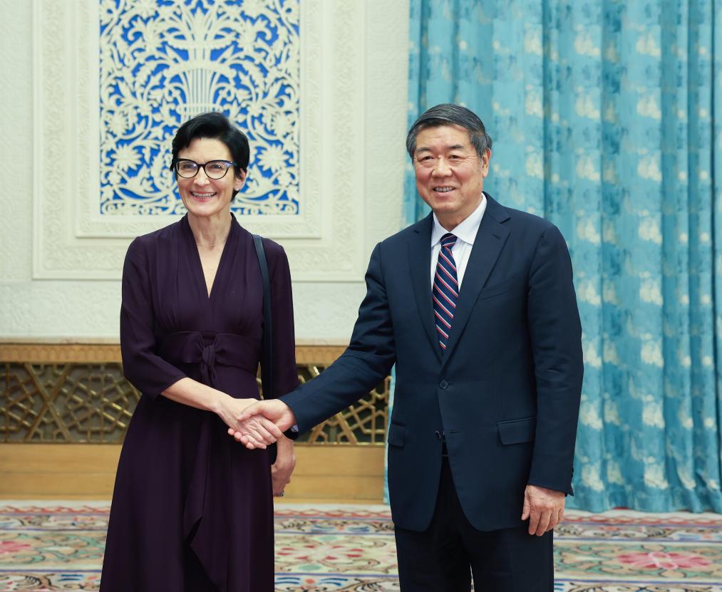 El vice primer ministro chino, He Lifeng, también miembro del Buró Político del Comité Central del Partido Comunista de China, se reúne con Jane Fraser, directora ejecutiva de Citigroup, en el Gran Palacio del Pueblo, en Beijing, capital de China, el 21 de noviembre de 2024. (Xinhua/Wang Ye)