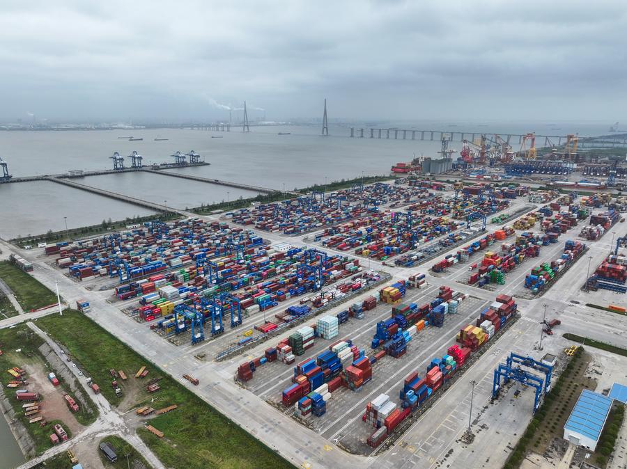 Vista aérea tomada con un dron el 19 de octubre de 2024 de la zona portuaria de Tonghai, una terminal de contenedores, en el puerto de Nantong, en Nantong, en la provincia de Jiangsu, en el este de China. (Xinhua/Ji Chunpeng) 