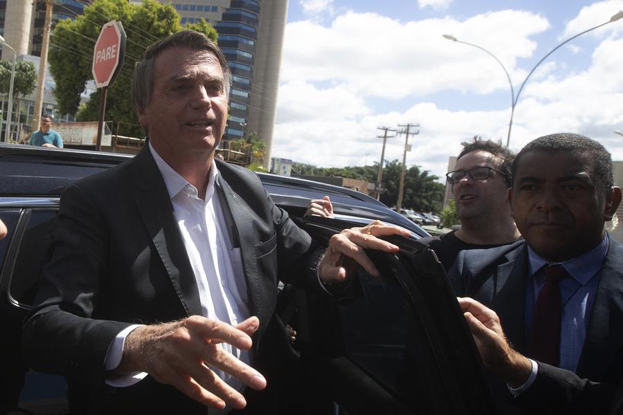 El expresidente brasileño, Jair Bolsonaro (i), reacciona al salir del edificio de la Policía Federal donde realizó una declaración en Brasilia, Brasil, el 26 de abril de 2023. (Xinhua/Lucio Tavora)