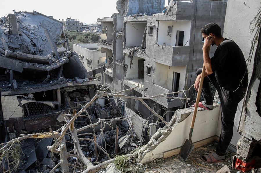 Imagen del 17 de noviembre de 2024 de un hombre observando las casas destruidas por un ataque aéreo israelí en el campamento de refugiados de al-Bureij, en el centro de la Franja de Gaza. (Xinhua/Rizek Abdeljawad) 