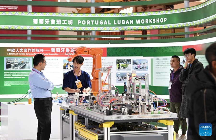 Personas visitan una exposición de logros durante la Conferencia Mundial para el Desarrollo de la Educación Profesional y Técnica de 2024, en Tianjin, en el norte de China, el 21 de noviembre de 2024. Con el tema "La innovación empodera el futuro, las habilidades iluminan una nueva vida", la ceremonia de apertura de la Conferencia Mundial para el Desarrollo de la Educación Profesional y Técnica de 2024 se llevó a cabo aquí el miércoles. (Xinhua/Li Ran)