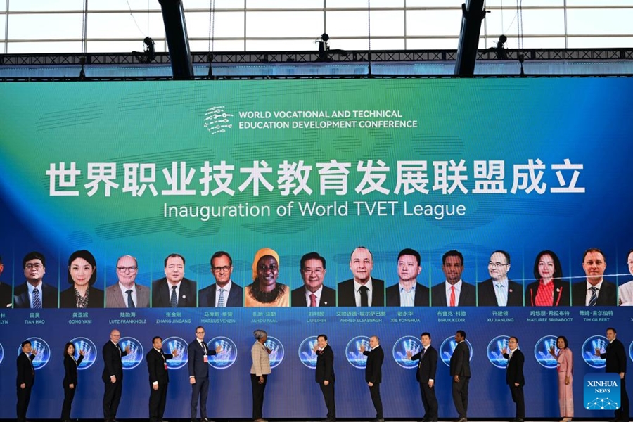 Representantes asisten a la inauguración de la Liga Mundial de Educación y Formación Técnica y Profesional (EFTP) en la ceremonia de apertura de la Conferencia Mundial para el Desarrollo de la Educación Profesional y Técnica de 2024, en Tianjin, en el norte de China, el 21 de noviembre de 2024. Con el tema "La innovación empodera el futuro, las habilidades iluminan una nueva vida", la ceremonia de apertura de la Conferencia Mundial para el Desarrollo de la Educación Profesional y Técnica de 2024 se llevó a cabo aquí el miércoles. (Xinhua/Li Ran)