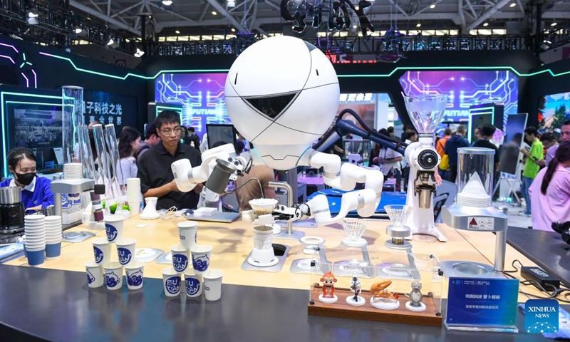 Un robot prepara café en un stand en la 26ª Feria de Alta Tecnología de China (CHTF, por sus siglas en inglés) en Shenzhen, provincia de Guangdong, en el sur de China, el 14 de noviembre de 2024. Una variedad de robots y productos de industrias relacionadas se exhiben en la actual 26ª CHTF, atrayendo mucha atención. (Foto: Xinhua)