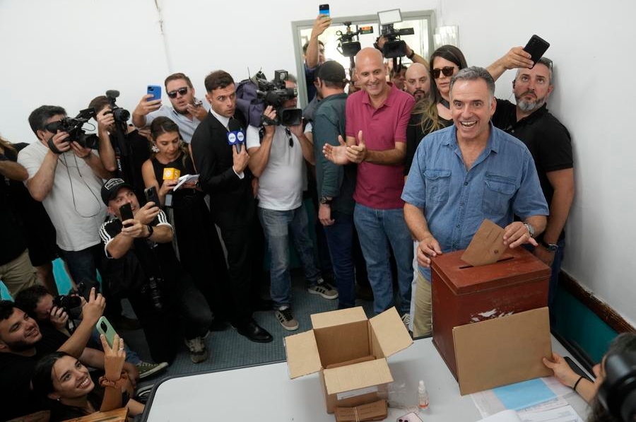 El candidato a la Presidencia uruguaya por el Frente Amplio, Yamandú Orsi (d-frente), emite su voto durante la segunda vuelta de las elecciones presidenciales, en Canelones, Uruguay, el 24 de noviembre de 2024. (Xinhua/Nicolás Celaya)