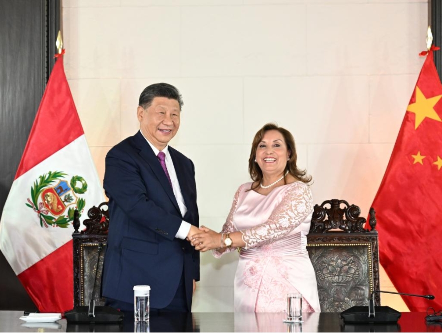 El presidente chino, Xi Jinping, y su homóloga peruana, Dina Boluarte, asisten a la ceremonia de inauguración del puerto de Chancay por videoconferencia, en Lima, Perú, el 14 de noviembre de 2024. (Xinhua/Xie Huanchi)