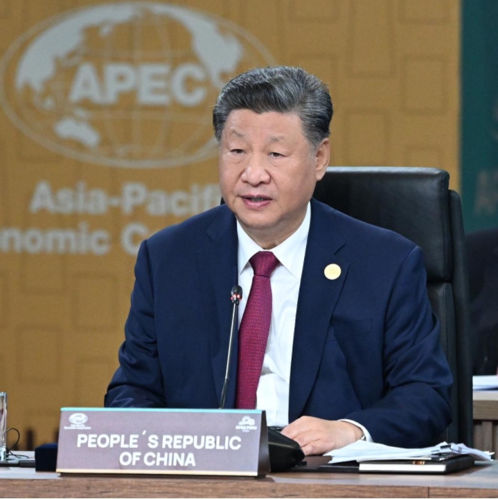 El presidente chino, Xi Jinping, pronuncia un discurso importante titulado "Asumir Juntos las Responsabilidades de Nuestro Tiempo y Promover Juntos el Desarrollo de Asia-Pacífico" en la 31ª Reunión de Líderes Económicos de APEC en el Centro de Convenciones de Lima, en Lima, Perú, el 16 de noviembre de 2024.(Xinhua/Xie Huanchi)