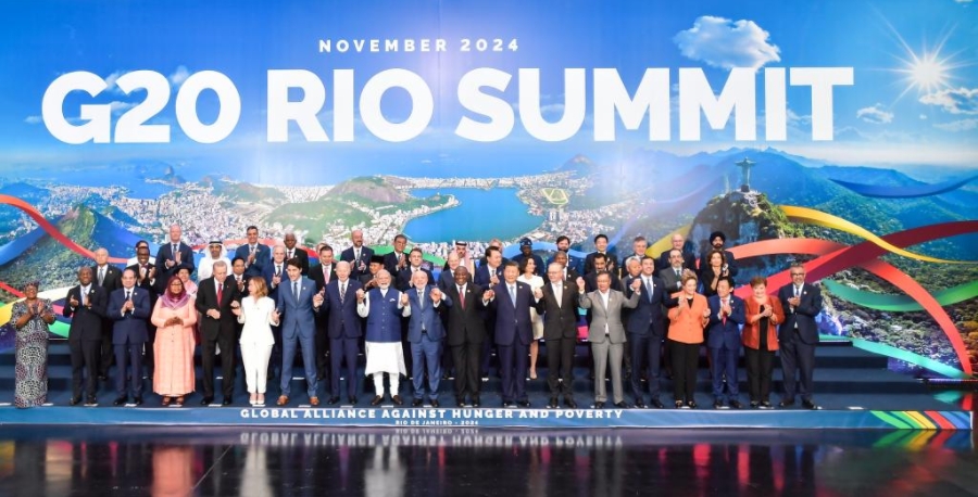 El presidente chino, Xi Jinping, posa para una fotografía grupal con otros líderes participantes después de la sesión de clausura de la 19ª Cumbre del G20, en Río de Janeiro, Brasil, el 19 de noviembre de 2024. (Xinhua/Li Tao)