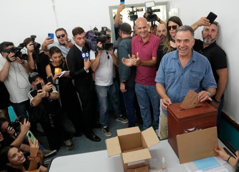 Yamandú Orsi se convirtió en presidente electo de Uruguay al ganar la segunda vuelta de elección