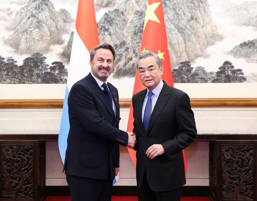 El ministro de Relaciones Exteriores chino, Wang Yi, también miembro del Buró Político del Comité Central del Partido Comunista de China, sostiene conversaciones con el viceprimer ministro y ministro de Relaciones Exteriores y Comercio Exterior de Luxemburgo, Xavier Bettel, en Beijing, capital de China, el 25 de noviembre de 2024. (Xinhua/Pang Xinglei)