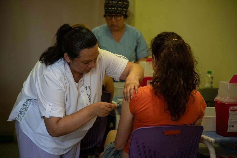 Una trabajadora de la salud aplica una dosis de una vacuna contra el dengue a una joven durante una campaña de vacunación contra la enfermedad, en la ciudad de Buenos Aires, capital de Argentina, el 30 de septiembre de 2024. (Xinhua/Martín Zabala)