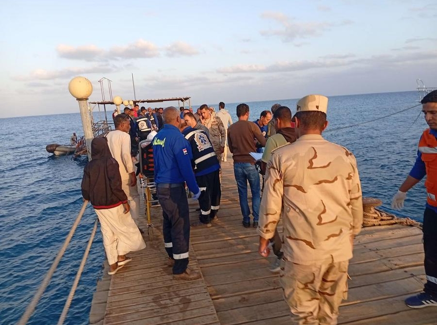 Rescatistas trabajan cerca del sitio donde se hundió un bote en el mar Rojo, en Marsa Alam, en la provincia del mar Rojo, Egipto, el 25 de noviembre de 2024. (Xinhua)