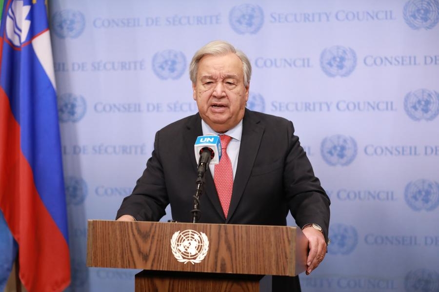 El secretario general de la ONU, António Guterres, habla con la prensa afuera de la Sala del Consejo de Seguridad en la sede de la ONU, en Nueva York, el 8 de octubre de 2024. (Xinhua/Xie E) 