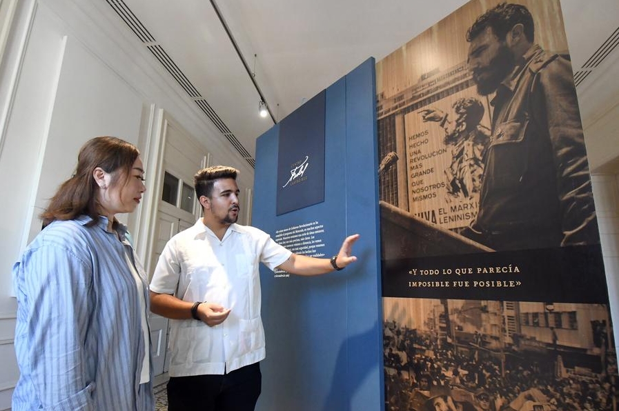 Imagen del 22 de mayo 2024 de un museólogo dando una guía turística a una turista china en el Centro Fidel Castro Ruz, en La Habana, capital de Cuba. (Xinhua/Joaquín Hernández) 