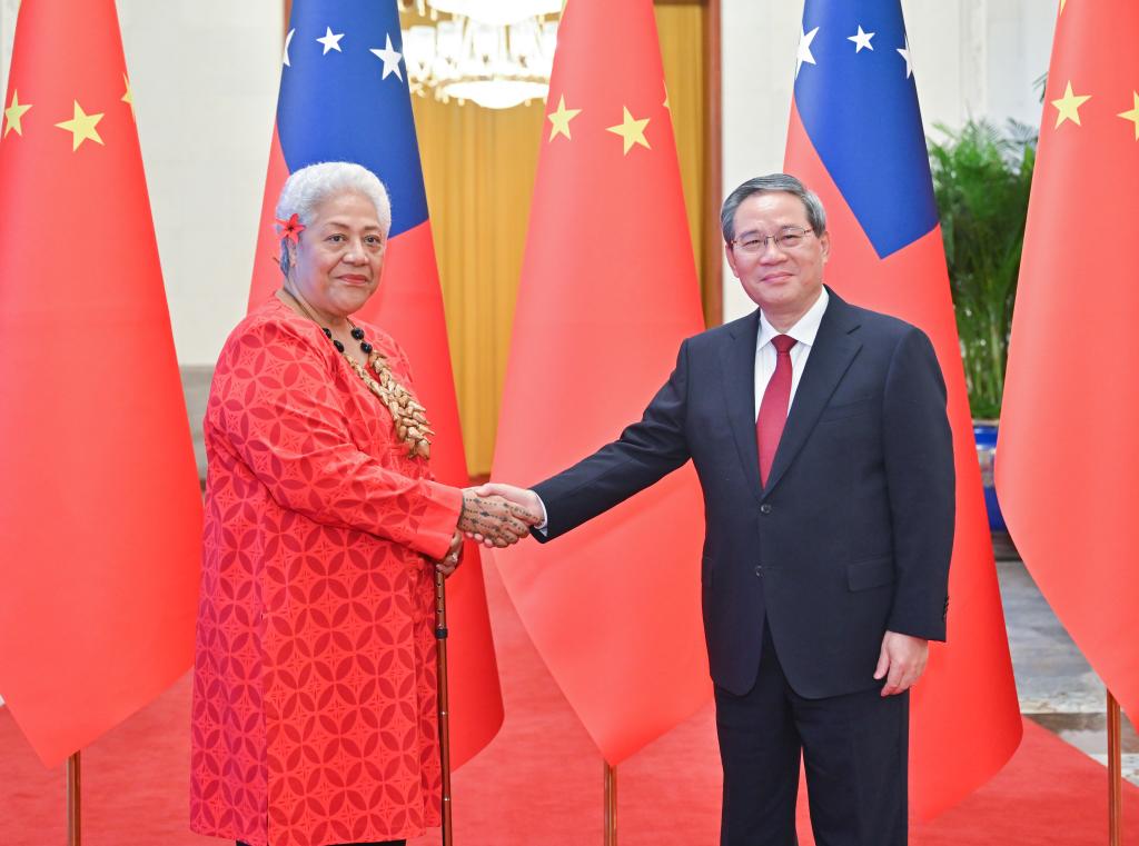 Premier chino conversa con homóloga de Samoa en Beijing