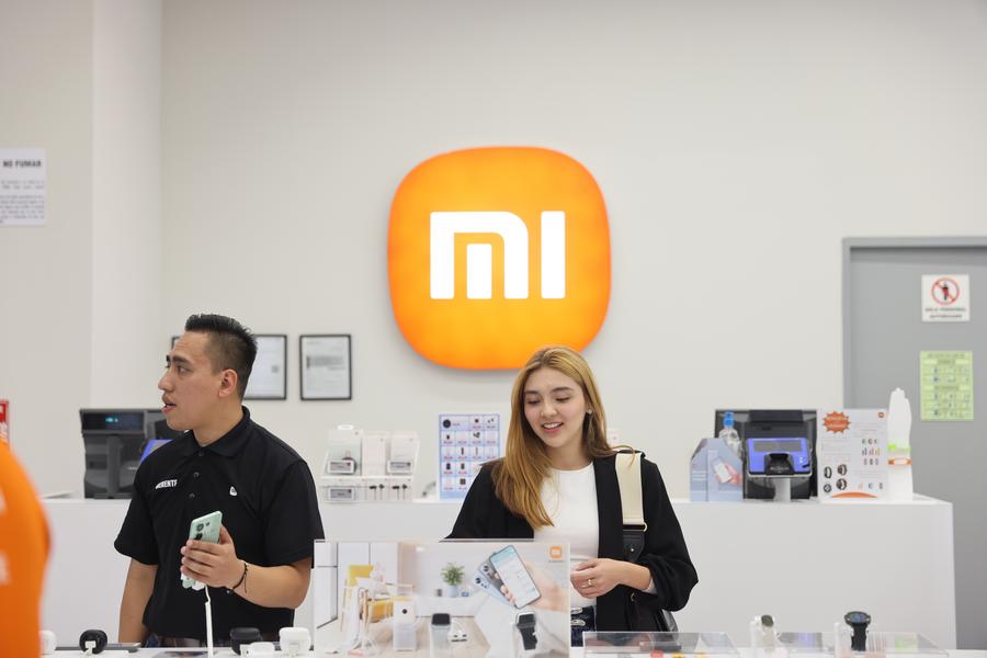 Imagen del 26 de julio de 2024 de clientes observando productos en la tienda de la marca china Xiaomi, en la Ciudad de México, capital de México. (Xinhua/Li Mengxin) 