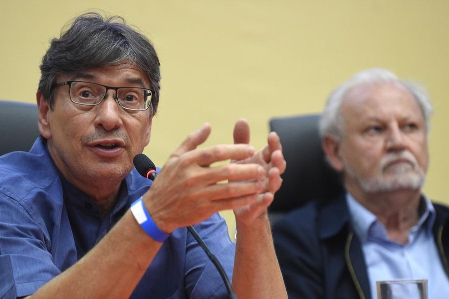 Marcio Pochmann (i), presidente del Instituto Brasileño de Geografía y Estadística, habla durante la inauguración del "Foro Brasil-China: Marcos para una Nueva Fase de Cooperación para el Desarrollo Compartido", en la Universidad de Brasilia, en Brasilia, Brasil, el 26 de noviembre de 2024. (Xinhua/Lucio Tavora) 