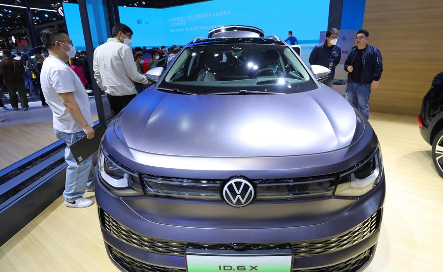 Un SAIC Volkswagen ID.6 X es exhibido en la XX Exposición Internacional de la Industria Automotriz, en Shanghai, en el este de China, el 24 de abril de 2023. (Xinhua/Fang Zhe)