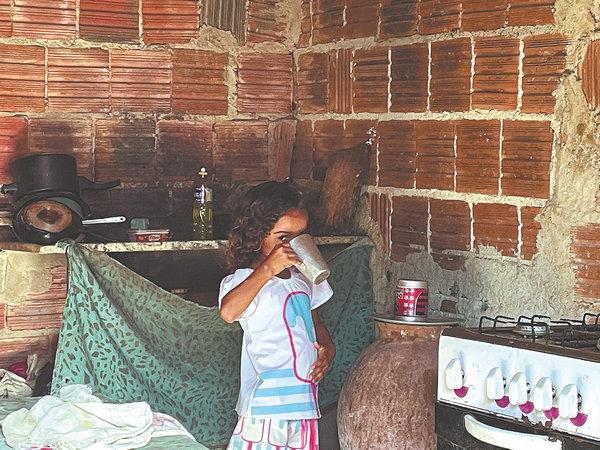 Gracias a un proyecto de desalinización de agua de State Grid Brazil Power Participations, una niña tiene agua potable en su casa en João Cámara, Rio Grande do Norte, Brasil. [Foto: proporcionada a China Daily]