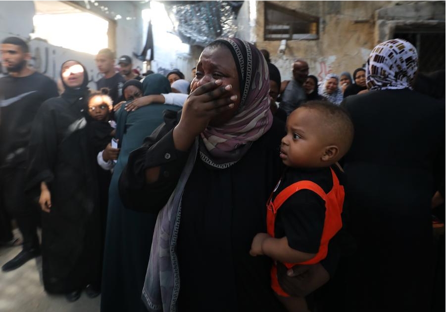 Personas lloran por las víctimas que murieron en un ataque aéreo israelí durante un funeral en el campamento de refugiados de Tulkarem, en el norte de Cisjordania, el 4 de octubre de 2024. (Xinhua/Nidal Eshtayeh)