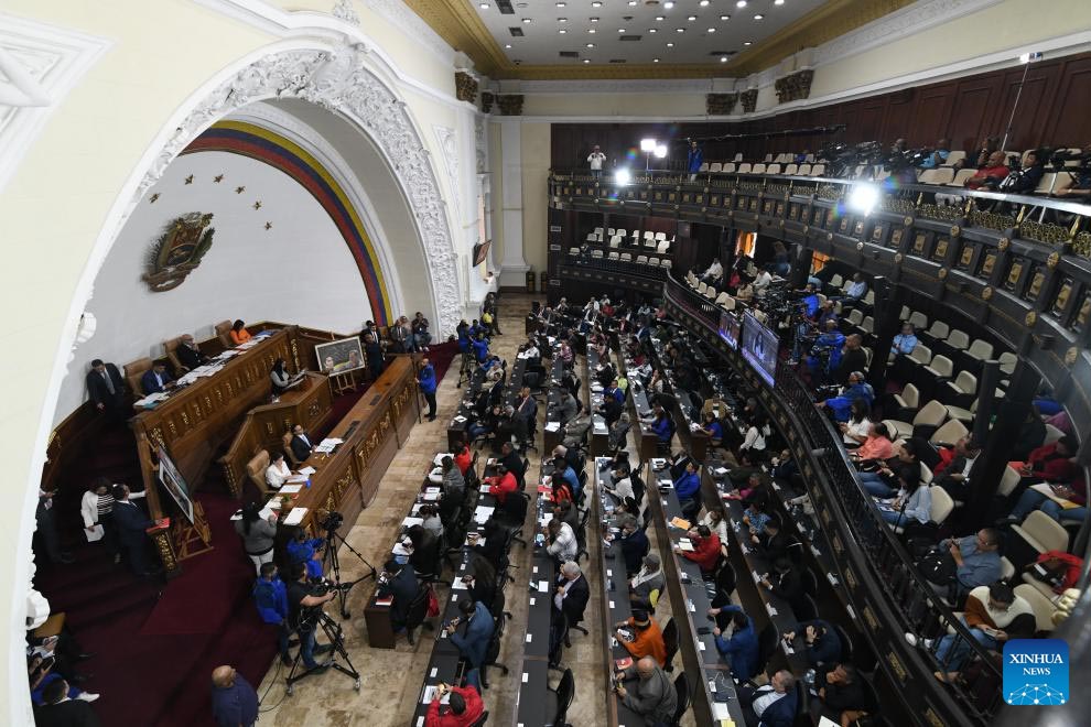 Diputados de la Asamblea Nacional venezolana participan en una sesión ordinaria en el Palacio Federal Legislativo, en Caracas, Venezuela, el 28 de noviembre de 2024. La Asamblea Nacional venezolana aprobó el jueves, en segunda discusión, el proyecto de Ley Orgánica Libertador Simón Bolívar contra el Bloqueo Imperialista y en Defensa de la República Bolivariana de Venezuela, que inhabilita políticamente a quienes soliciten la imposición de medidas coercitivas unilaterales contra la nación. (Xinhua/Marcos Salgado)