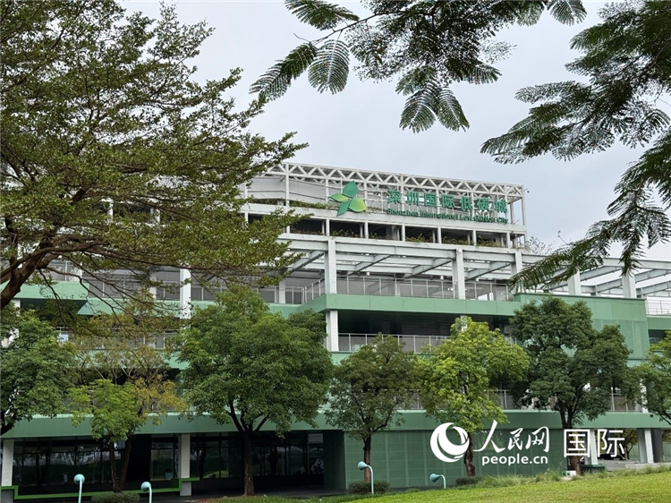 Centro de Convenciones y Exposiciones en la Ciudad Internacional de Bajas Emisiones de Carbono de Shenzhen, provincia de Guangdong. (Foto: Diario del Pueblo digital/ Song Ge)