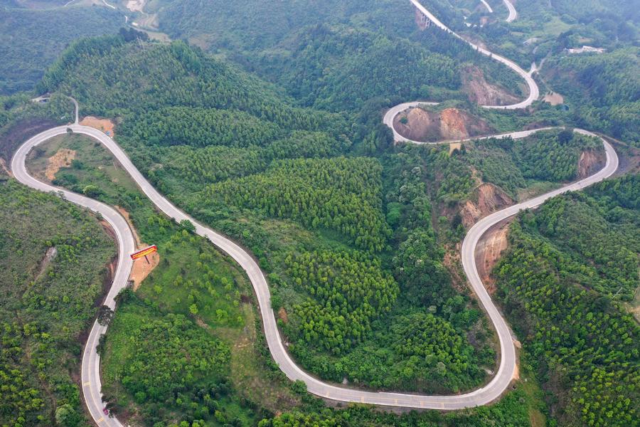 Desarrollo de carreteras rurales en China impulsa vigorización de zonas rurales