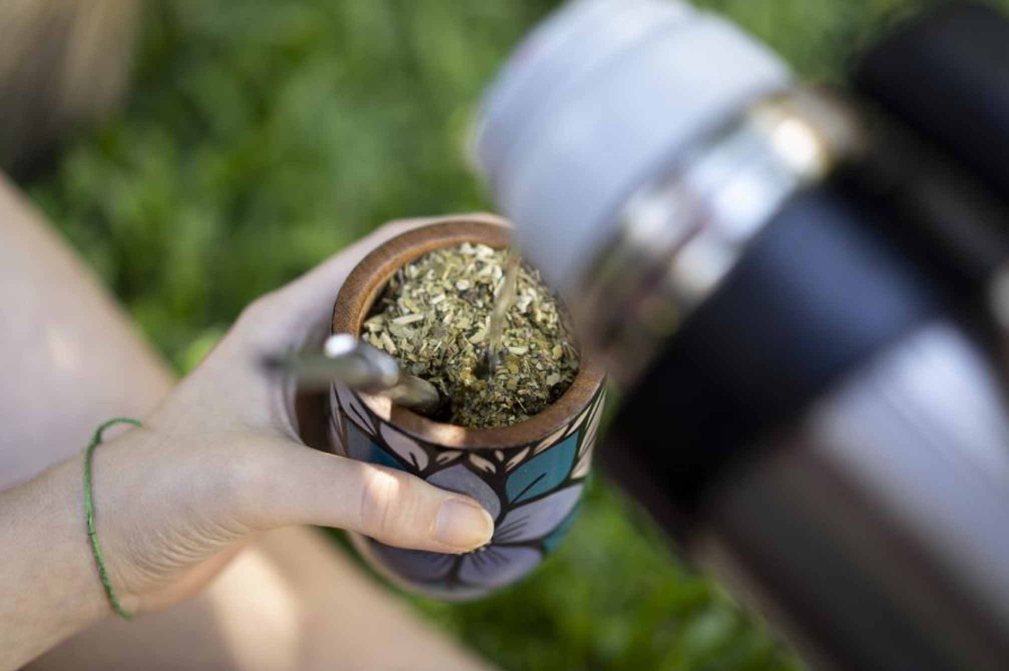 Paula prepara un mate en una plaza durante el Día Nacional del Mate, en Buenos Aires, capital de Argentina, el 30 de noviembre de 2020. El mate es la bebida más popular en Argentina y desde el 2014 cada 30 de noviembre se festeja el Día Nacional del Mate. (Xinhua/Martín Zabala)