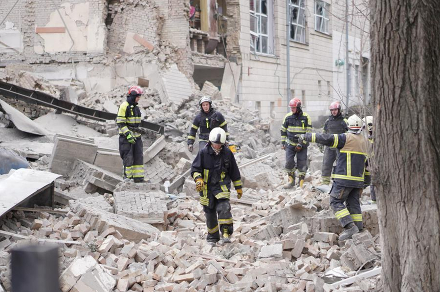 Imagen del 25 de marzo de 2024 de rescatistas trabajando entre los escombros después de un ataque con misiles, en el distrito de Pecherskyi, Kiev, Ucrania. (Xinhua/Roman Petushkov)