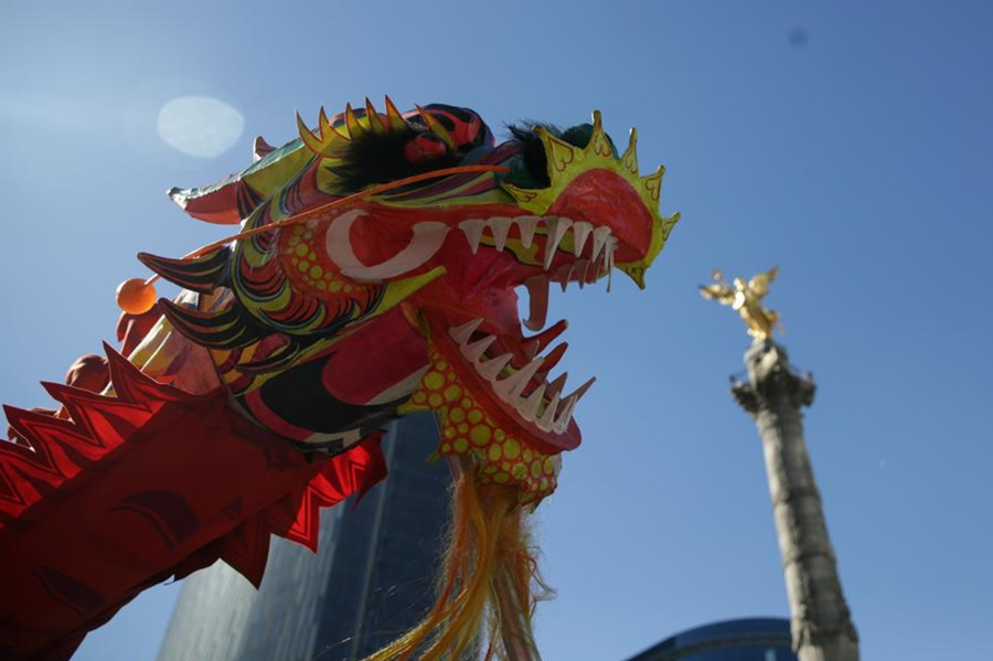 Bailarines realizan la danza del dragón durante el séptimo Concurso de Disfraces "Feliz Año Nuevo Chino 2024, Año del Dragón", en la Ciudad de México, capital de México, el 4 de febrero de 2024. (Xinhua/ Francisco Cañedo) 