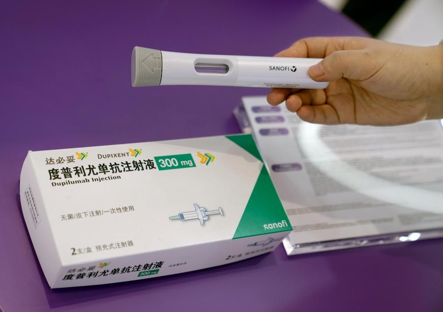 Dupixent, el producto estrella de Sanofi, es exhibido durante la séptima Exposición Internacional de Importaciones de China (CIIE, siglas en inglés) en Shanghai, en el este de China, el 5 de noviembre de 2024. (Xinhua/Liu Ying)