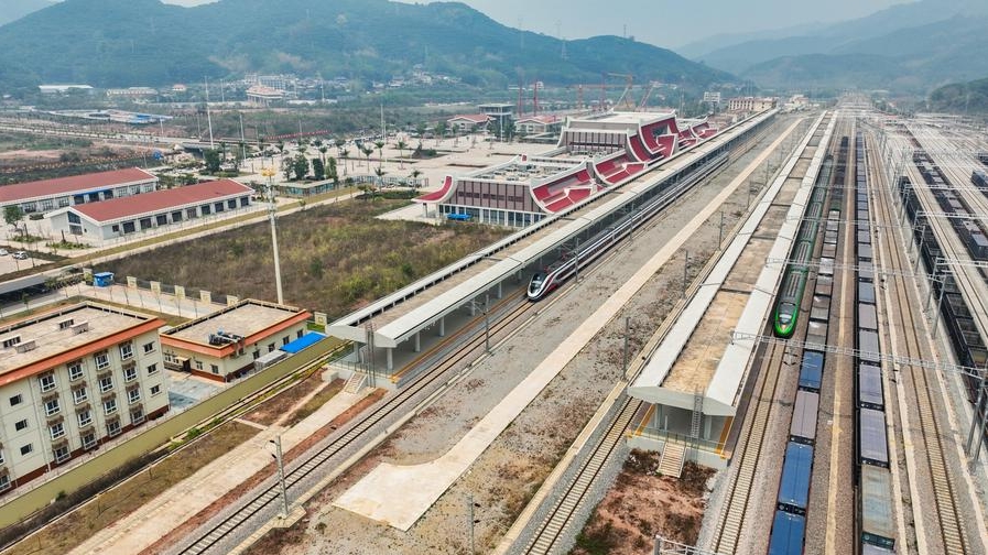 La foto aérea, tomada el 9 de abril de 2024, muestra el tren de pasajeros Lane Xang (i) y el tren bala Fuxing (d) en el puerto de Mohan, en la provincia de Yunnan, en el suroeste de China. (Xinhua)