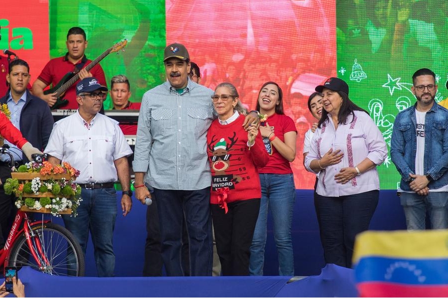 Imagen del 1 de diciembre de 2024 del presidente venezolano, Nicolás Maduro (c-i), participando en una marcha, en Caracas, capital de Venezuela. (Xinhua/Str)